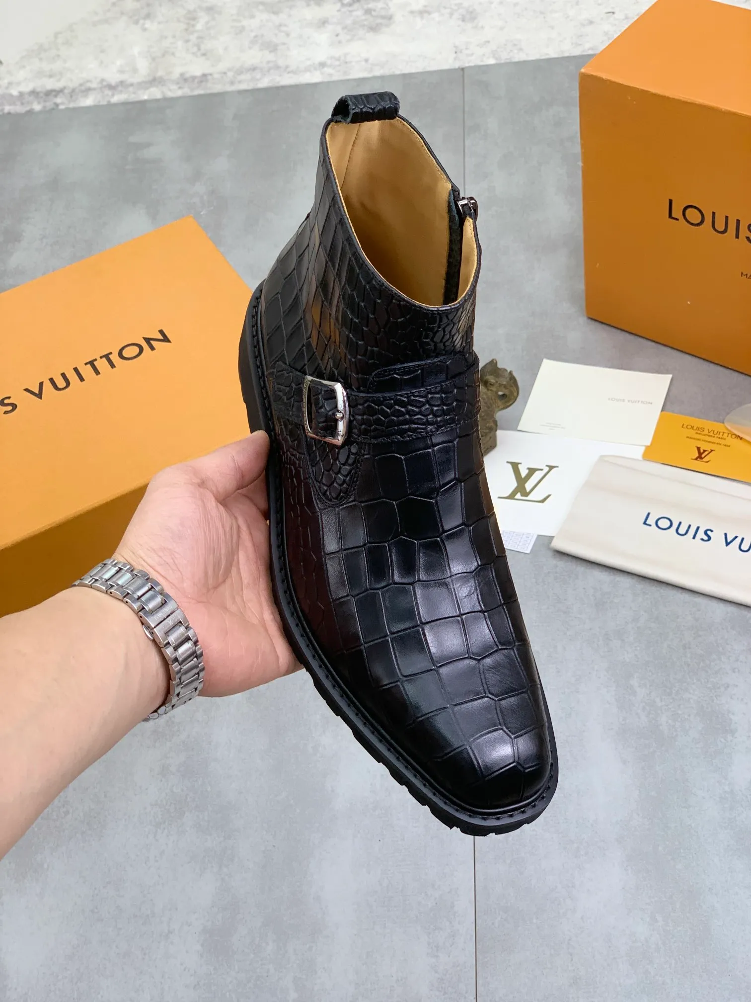 Men's shoes 💰P640 💰【New】🆘Water-dyed cow lining LV Louis Vuitton business high-top leather shoes, made of original imported Italian 🇮🇹 open-edge bead-rubbed open-edge bead cowhide, full cowhide lining, carefully handmade by professional shoemakers, the original version is specially designed for wear-resistant outsole. Standard code: 38-45 3⃣️color🉑️select
